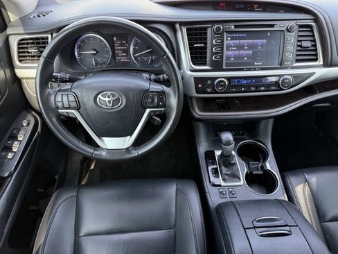 Used 2019 Toyota Highlander XLE AWD/4WD image 13