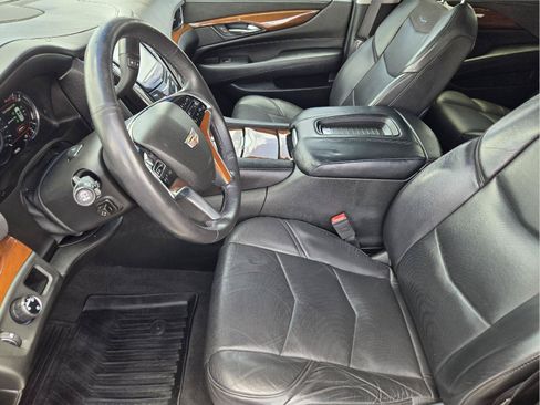 Used 2018 Cadillac Escalade ESV Luxury RWD image 12