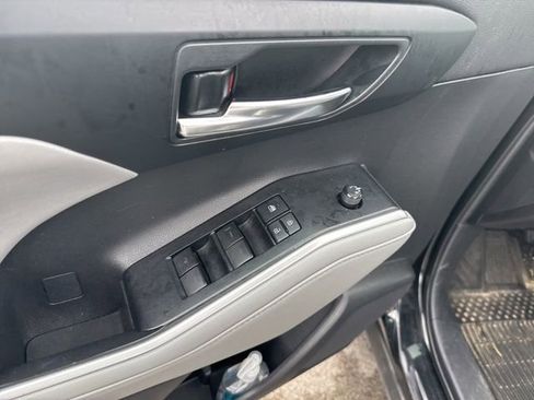 Used 2021 Toyota Highlander XLE AWD/4WD image 9