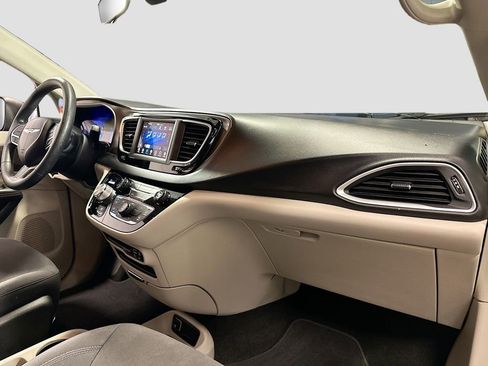 Used 2019 Chrysler Pacifica L FWD image 30