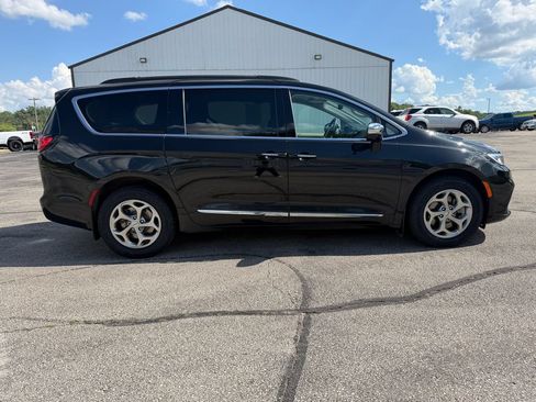 Used 2022 Chrysler Pacifica Limited AWD/4WD image 4