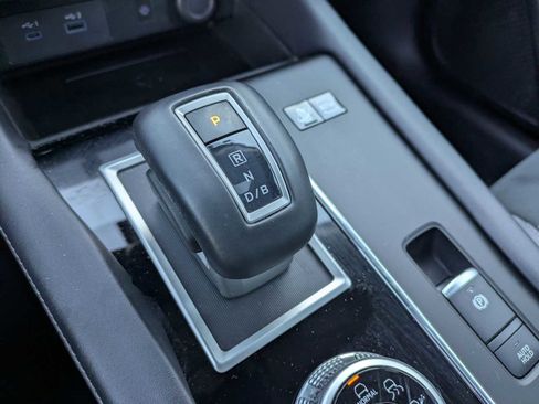 Used 2023 Mitsubishi Outlander SE image 32