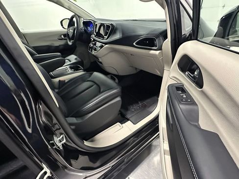 Used 2022 Chrysler Pacifica Touring-L FWD image 26