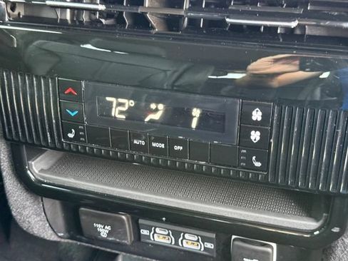 Used 2024 Jeep Wagoneer Series III AWD/4WD image 15