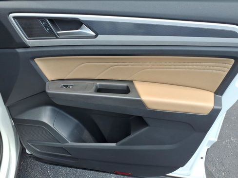 Certified 2022 Volkswagen Atlas Cross Sport SE w/ Panoramic Sunroof Package AWD/4WD image 9