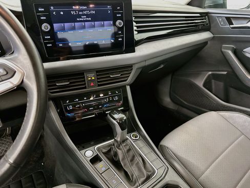 Used 2025 Volkswagen Jetta SE FWD image 26