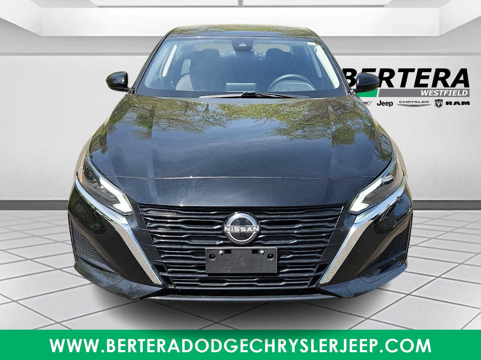 Used 2023 Nissan Altima 2.5 SV FWD image 2