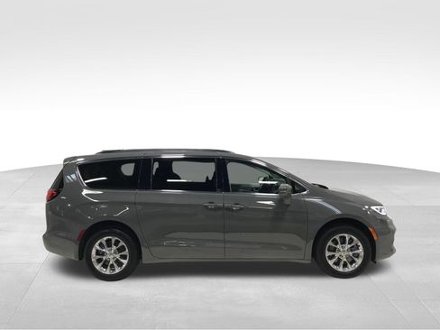 Used 2022 Chrysler Pacifica Touring-L AWD/4WD image 4
