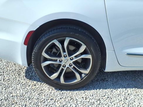 Used 2025 Chrysler Pacifica Pinnacle w/ Trailer Tow Group AWD/4WD image 13