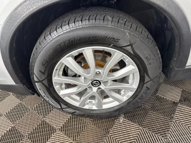 Used 2017 Nissan Rogue SV AWD/4WD image 26