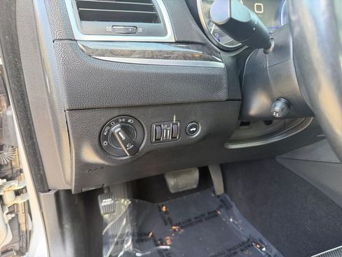 Used 2020 Chrysler 300 Limited RWD image 19