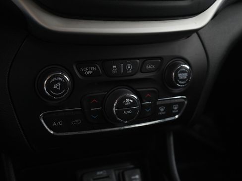 Used 2018 Jeep Cherokee Trailhawk w/ Cold Weather Group image 21