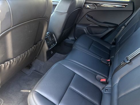 Used 2025 Porsche Macan image 31