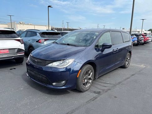 Used 2020 Chrysler Pacifica Touring w/ S Appearance Package FWD image 2