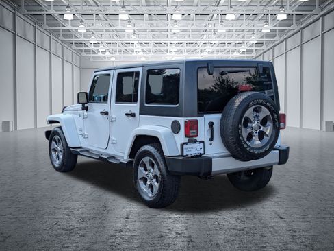 Used 2018 Jeep Wrangler Unlimited Sahara w/ Connectivity Group AWD/4WD image 3