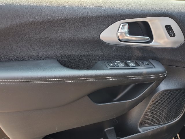 Used 2025 Chrysler Pacifica Limited FWD image 23