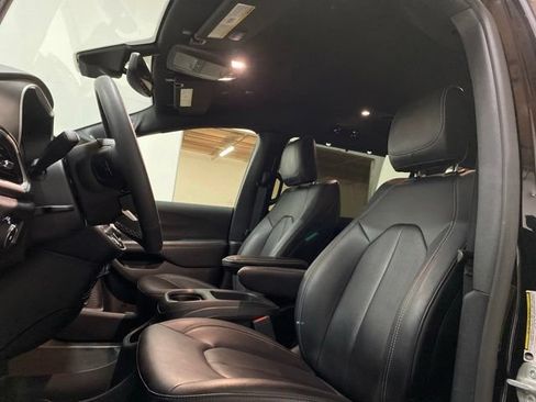 Used 2025 Chrysler Pacifica Select FWD image 26
