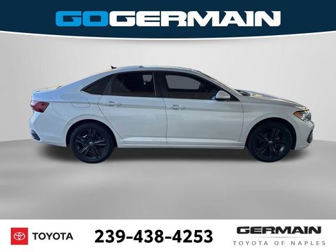 Used 2023 Volkswagen Jetta SE w/ Panoramic Sunroof Package image 11