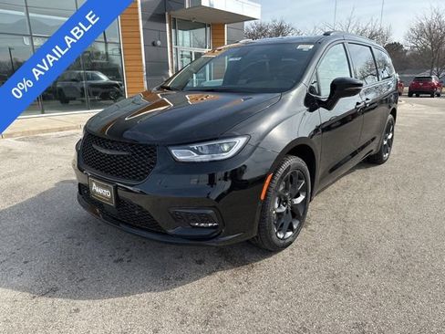 New 2026 Chrysler Pacifica Limited w/ S Appearance Package AWD/4WD image 1