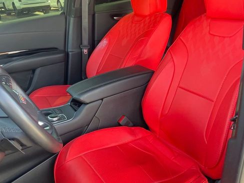 Used 2024 Cadillac XT4 Luxury w/ Cold Weather Package FWD image 6