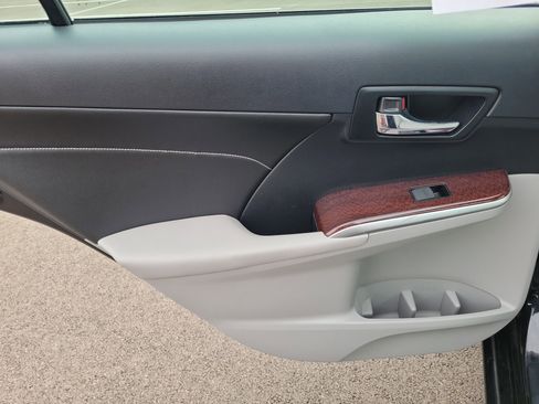 Used 2014 Toyota Camry XLE image 9