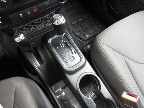 Used 2018 Jeep Wrangler Unlimited Sport image 23