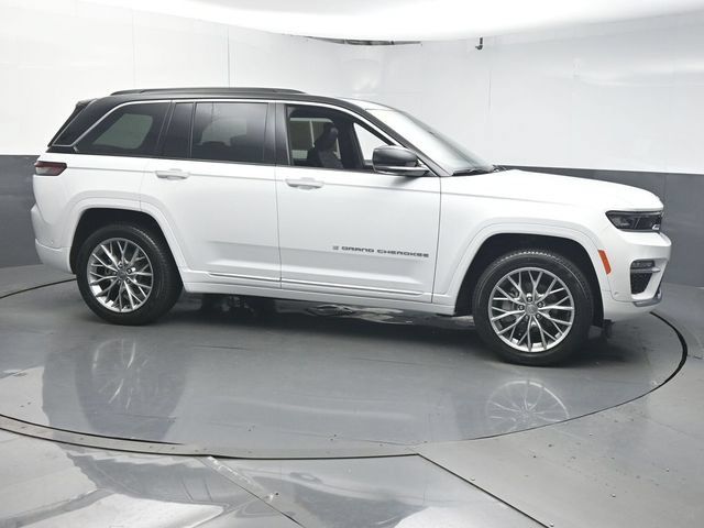 Used 2025 Jeep Grand Cherokee Summit AWD/4WD image 5