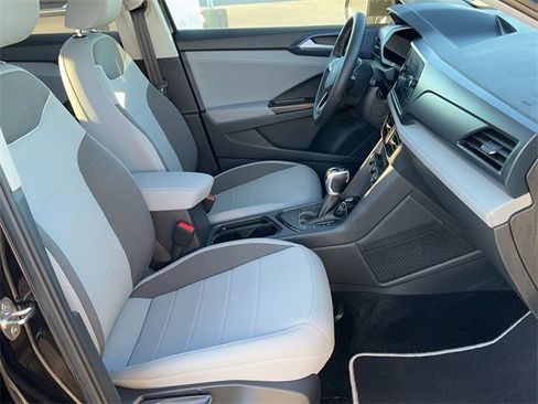 Used 2024 Volkswagen Taos SE image 17