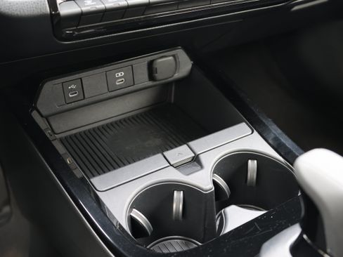 Certified 2025 Toyota Prius LE FWD image 33