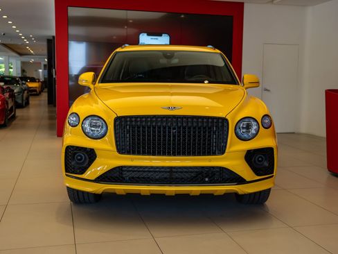 Used 2023 Bentley Bentayga Extended Wheelbase AWD/4WD image 2
