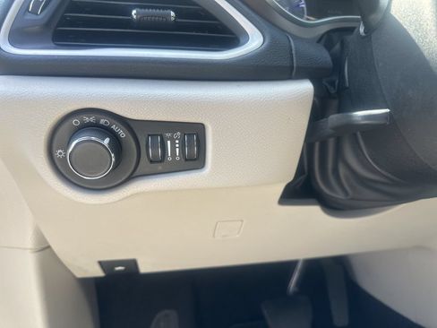 Used 2022 Chrysler Voyager LX FWD image 32