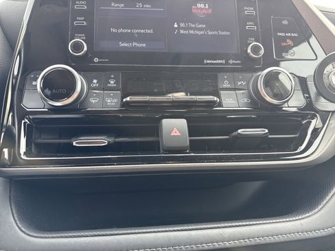 Used 2022 Toyota Highlander XLE image 21