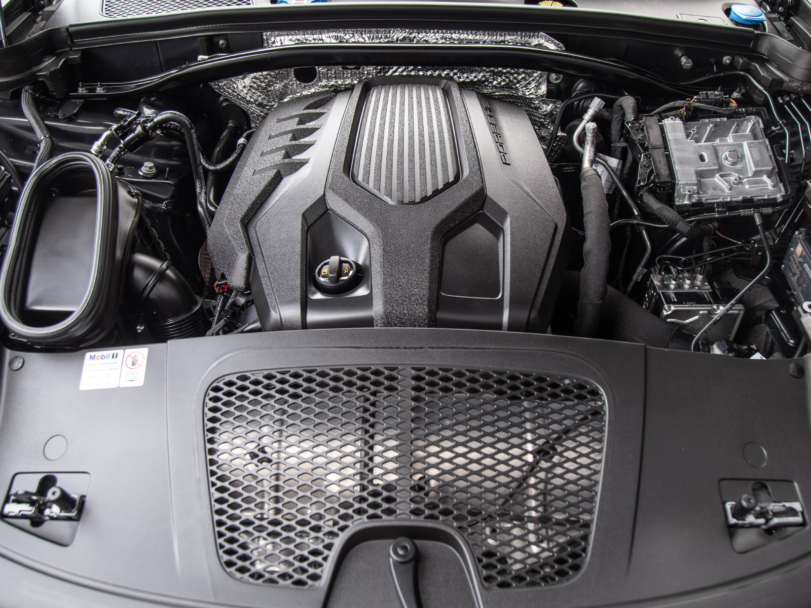 Certified 2023 Porsche Macan AWD/4WD image 13
