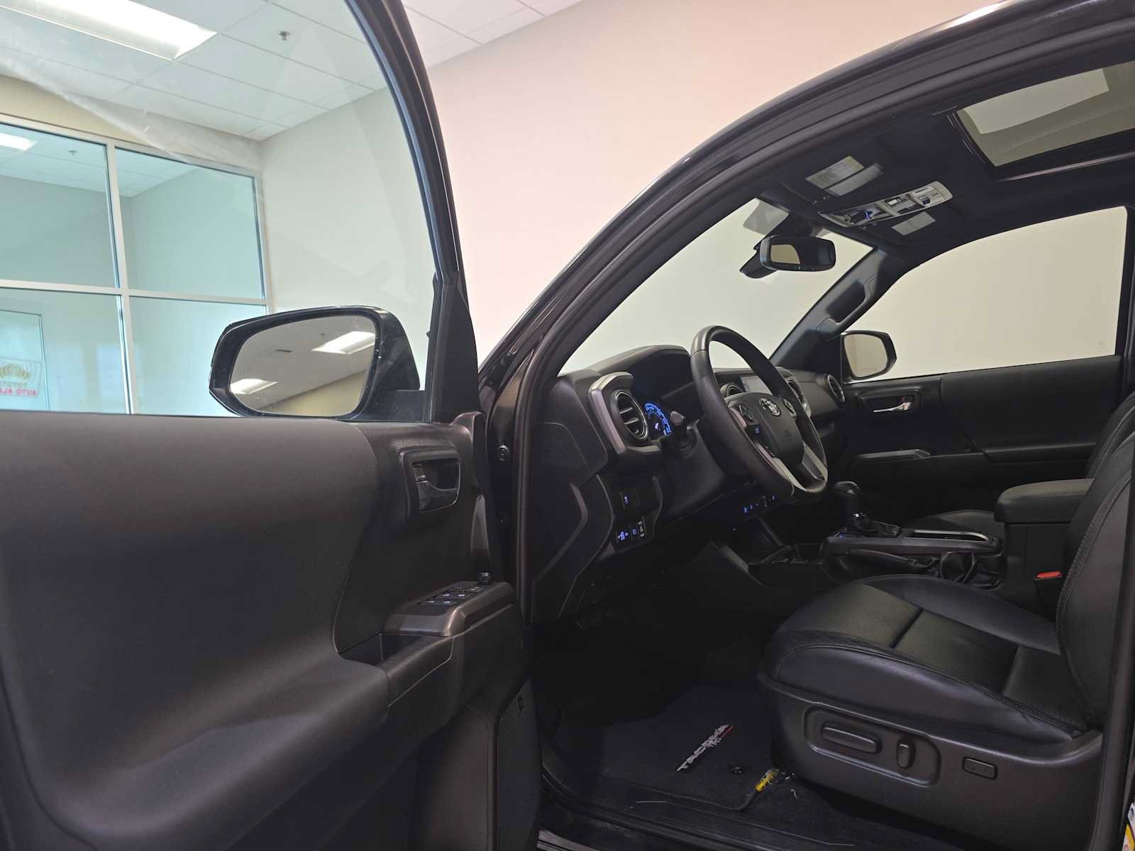 Used 2020 Toyota Tacoma TRD Off-Road w/ TRD Premium Off Road Package AWD/4WD image 22