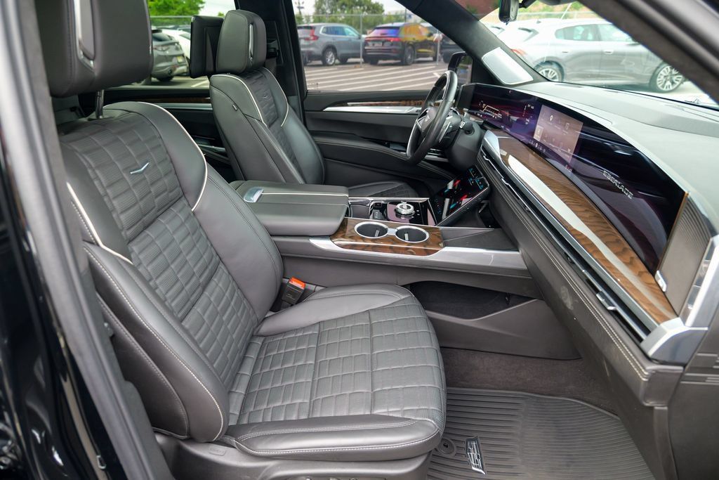 Used 2025 Cadillac Escalade ESV Sport Platinum AWD/4WD image 37