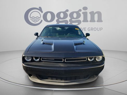 Used 2016 Dodge Challenger SXT RWD image 2