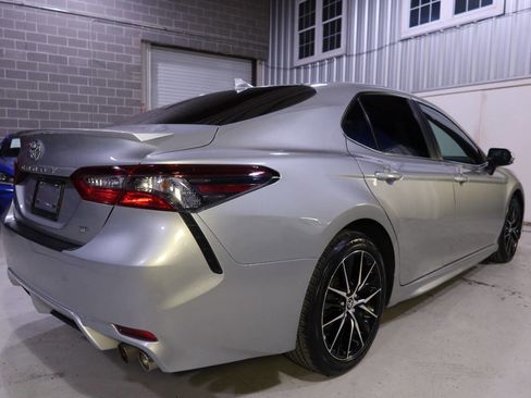 Used 2022 Toyota Camry SE image 5