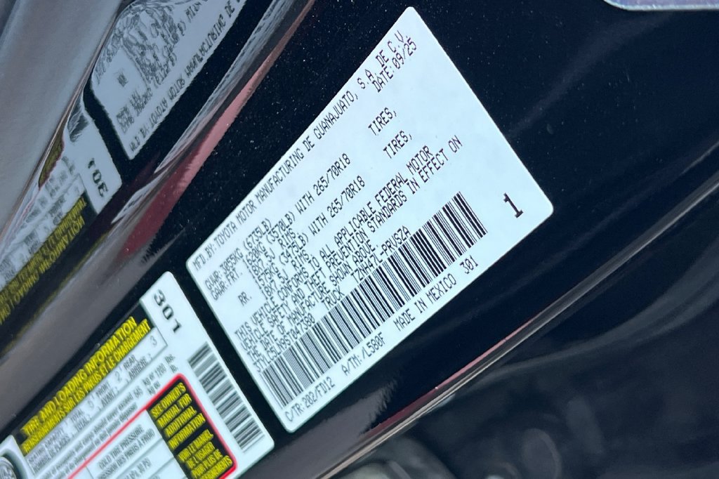 Certified 2025 Toyota Tacoma TRD Off-Road AWD/4WD image 30