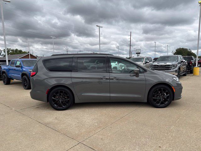 Used 2021 Chrysler Pacifica Touring w/ S Appearance Package FWD image 8
