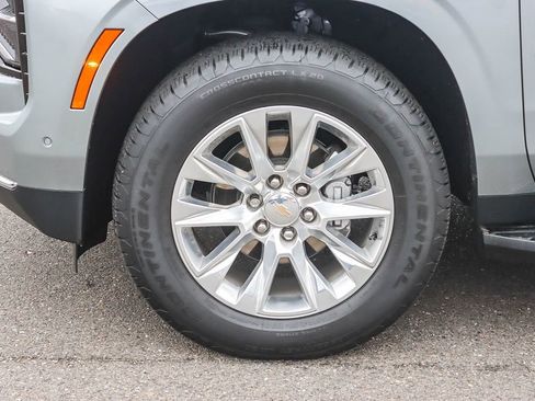 Used 2025 Chevrolet Suburban Premier image 9