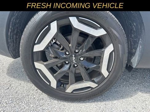 Used 2024 Kia Telluride EX w/ EX Captain's Chair Package image 10