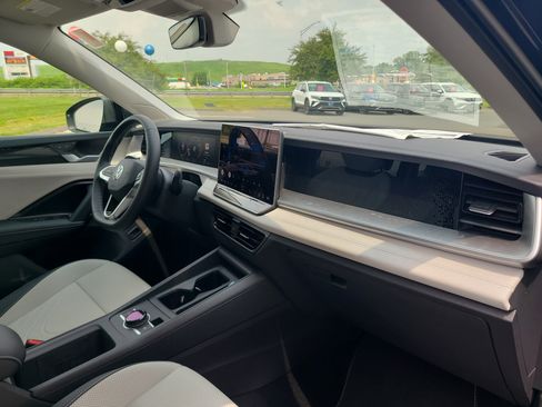New 2025 Volkswagen Tiguan SE w/ Panoramic Sunroof Package AWD/4WD image 12