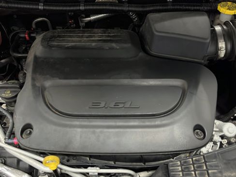 Used 2023 Chrysler Pacifica Touring-L FWD image 28