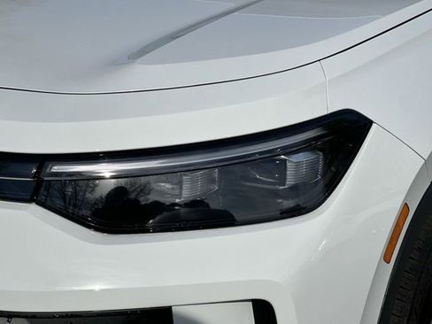 New 2025 Volkswagen Tiguan SE image 9