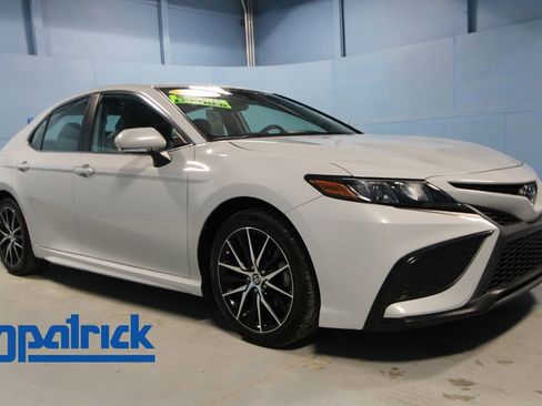 Used 2022 Toyota Camry SE w/ Convenience Package FWD image 1