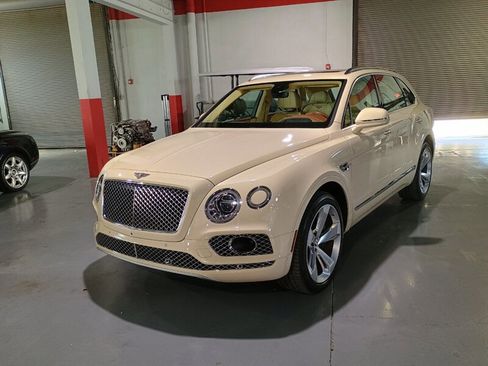 Used 2019 Bentley Bentayga AWD/4WD image 1