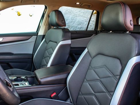 Used 2024 Volkswagen Atlas Peak Edition SE AWD/4WD image 32