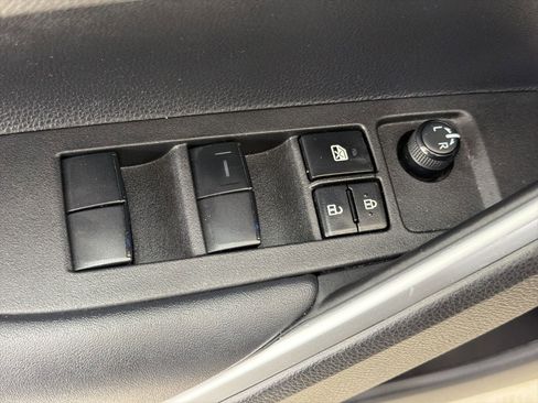 Used 2022 Toyota Corolla Cross XLE FWD image 12