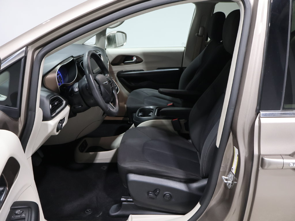 Used 2018 Chrysler Pacifica Touring Plus FWD image 11