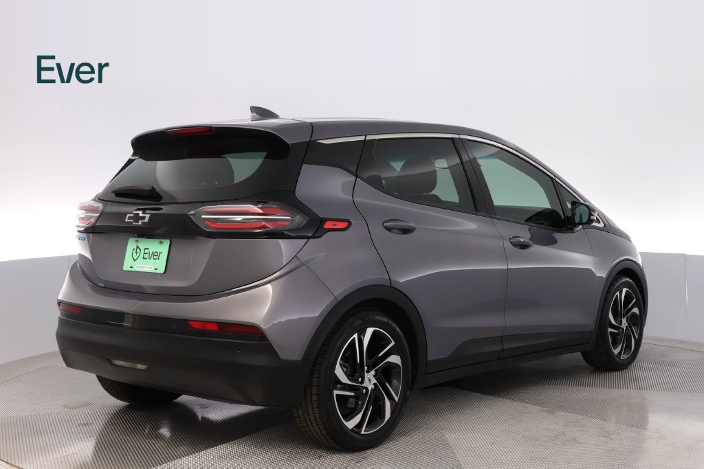 Used 2022 Chevrolet Bolt LT w/ Infotainment Package FWD image 3